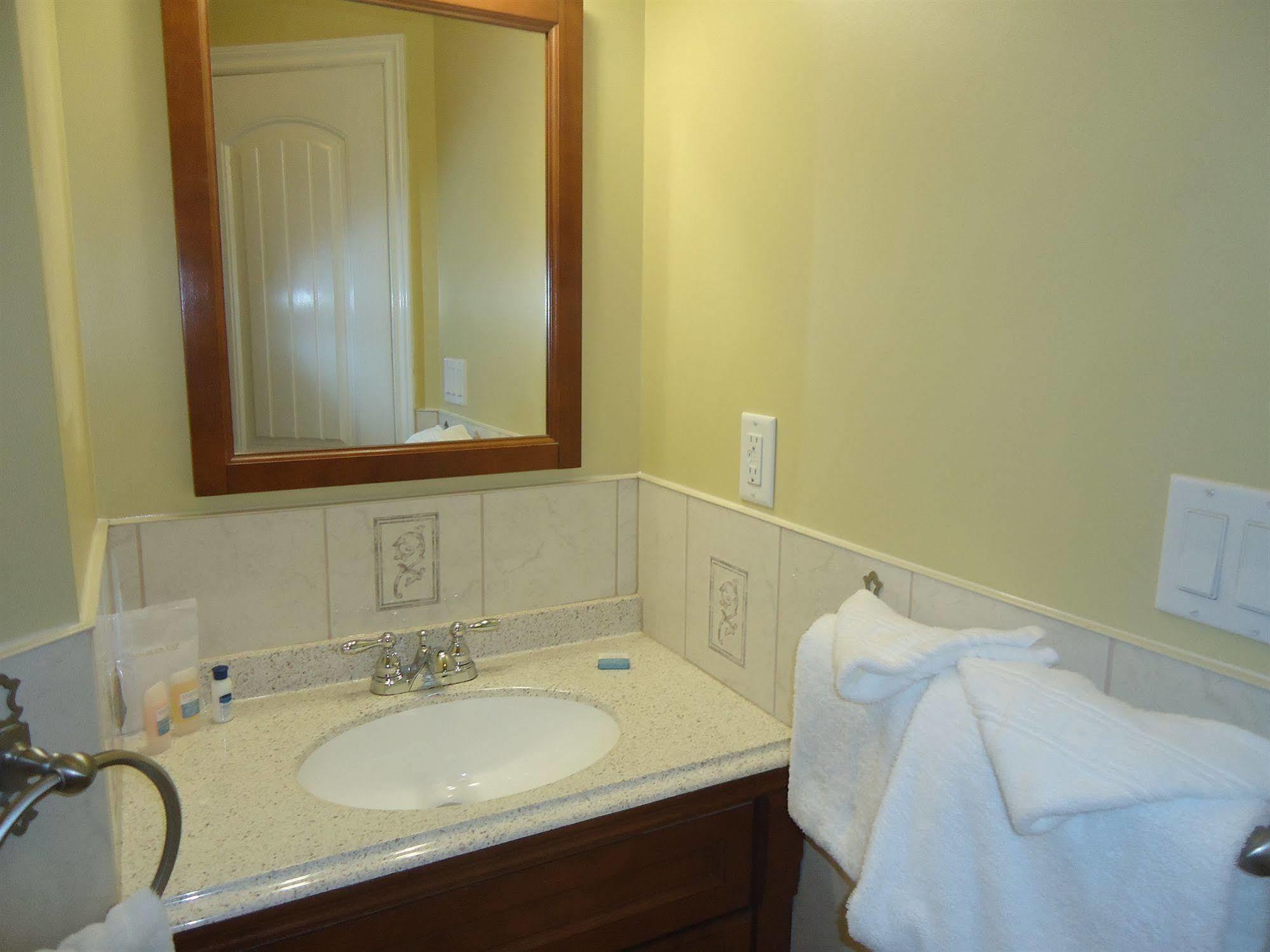 קינגסטון Bayside Inn & Waterfront Suites מראה חיצוני תמונה