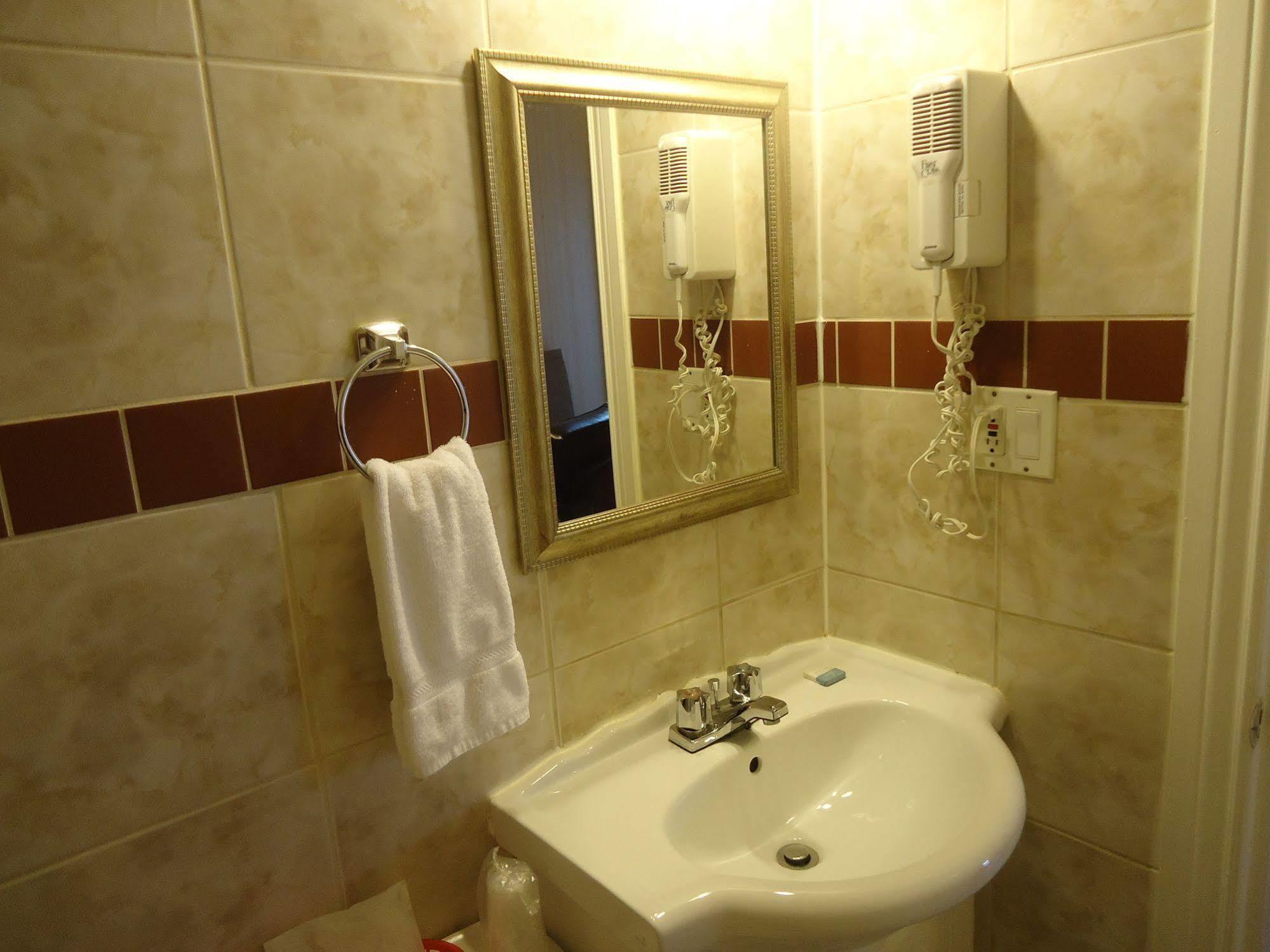 קינגסטון Bayside Inn & Waterfront Suites מראה חיצוני תמונה